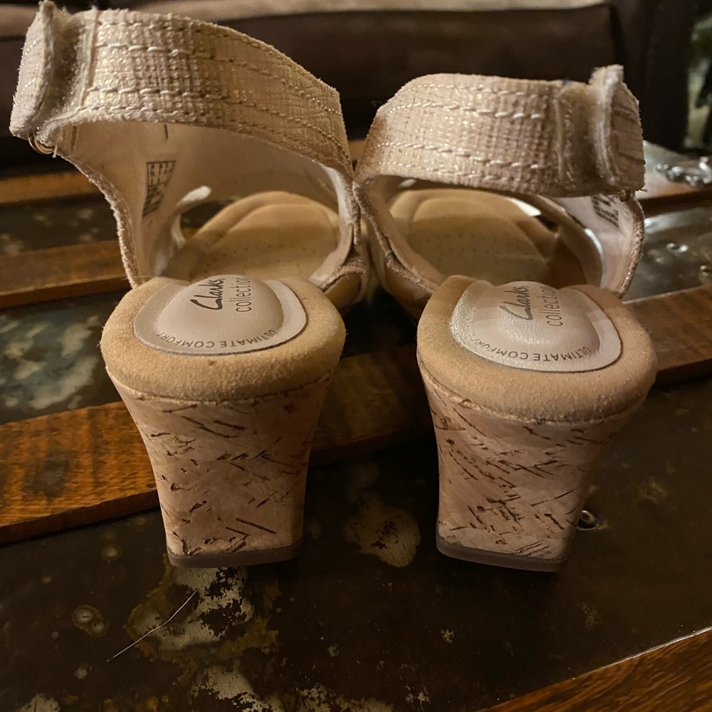 Clarks Women's Tan/Gold Textured Sandals - Picture 3 of 3